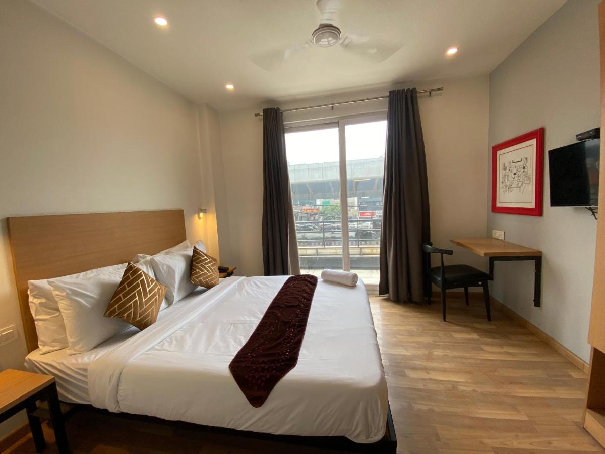 F9 343 Meera Bagh, Paschim Vihar Hotel