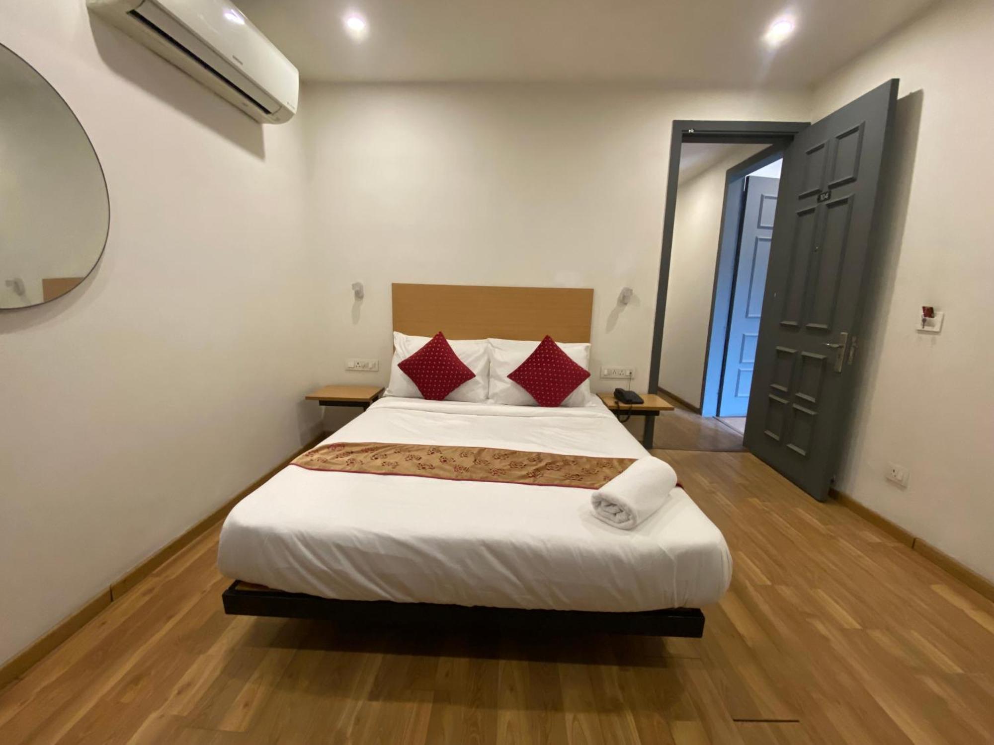 F9 343 Meera Bagh, Paschim Vihar Hotel