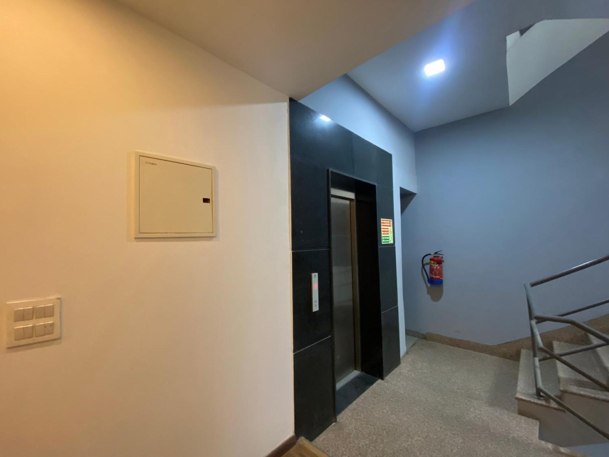 Hotel F9 343 Meera Bagh, Paschim Vihar