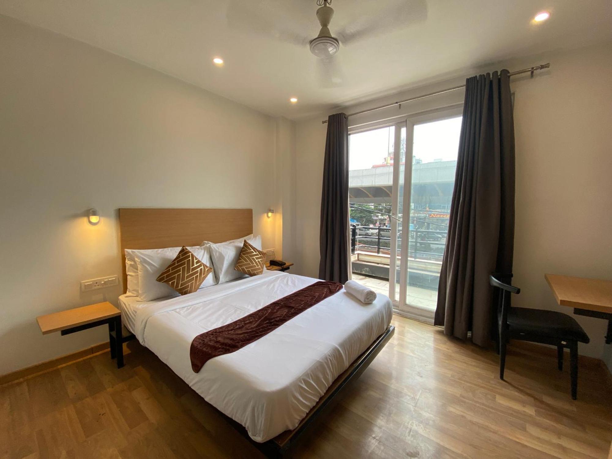 Hotel F9 343 Meera Bagh, Paschim Vihar