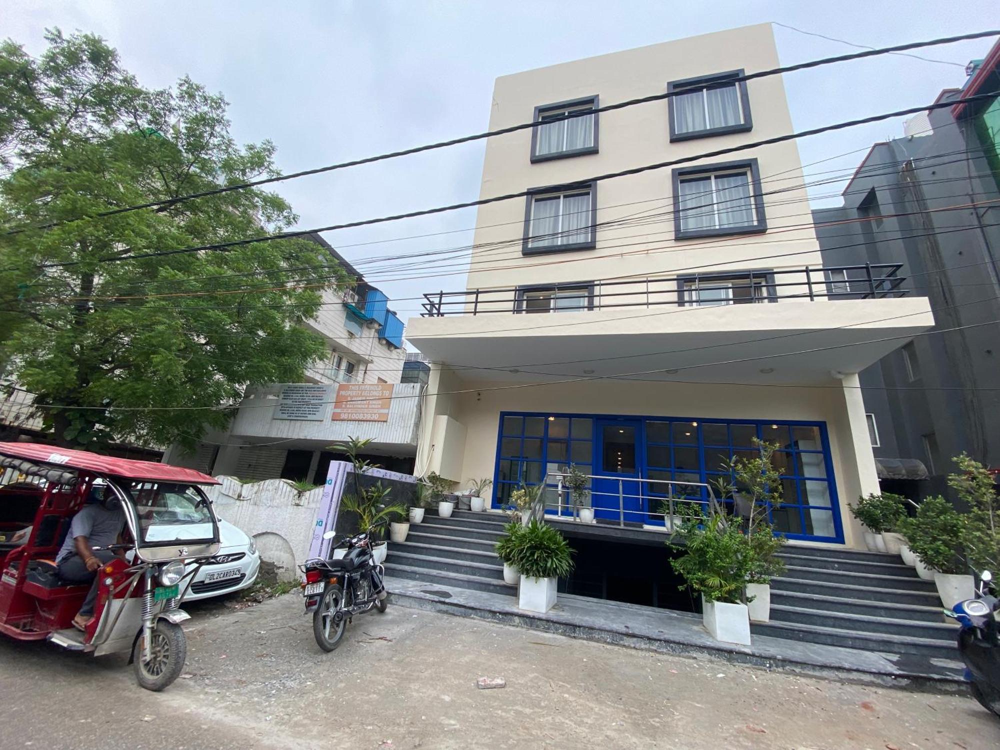 F9 343 Meera Bagh, Paschim Vihar Hotel